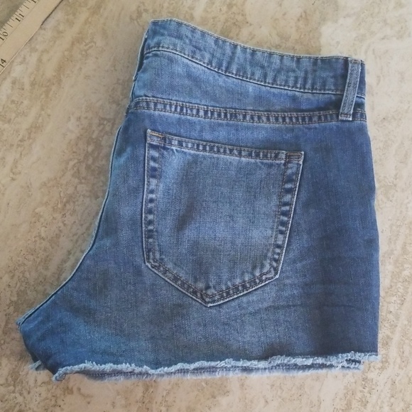 SOLD!!!GAP Floral Embroidered Jean Shorts - Picture 6 of 8